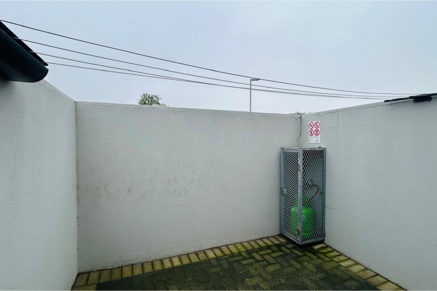 2 Bedroom Property for Sale in Aan de Wijnlanden Western Cape